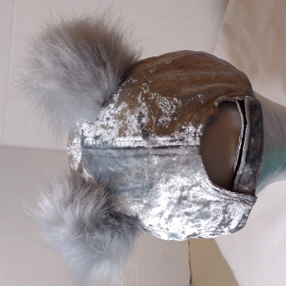 Crushed velvet baseball cap with 2 faux fur pom poms - Picture 3 of 5